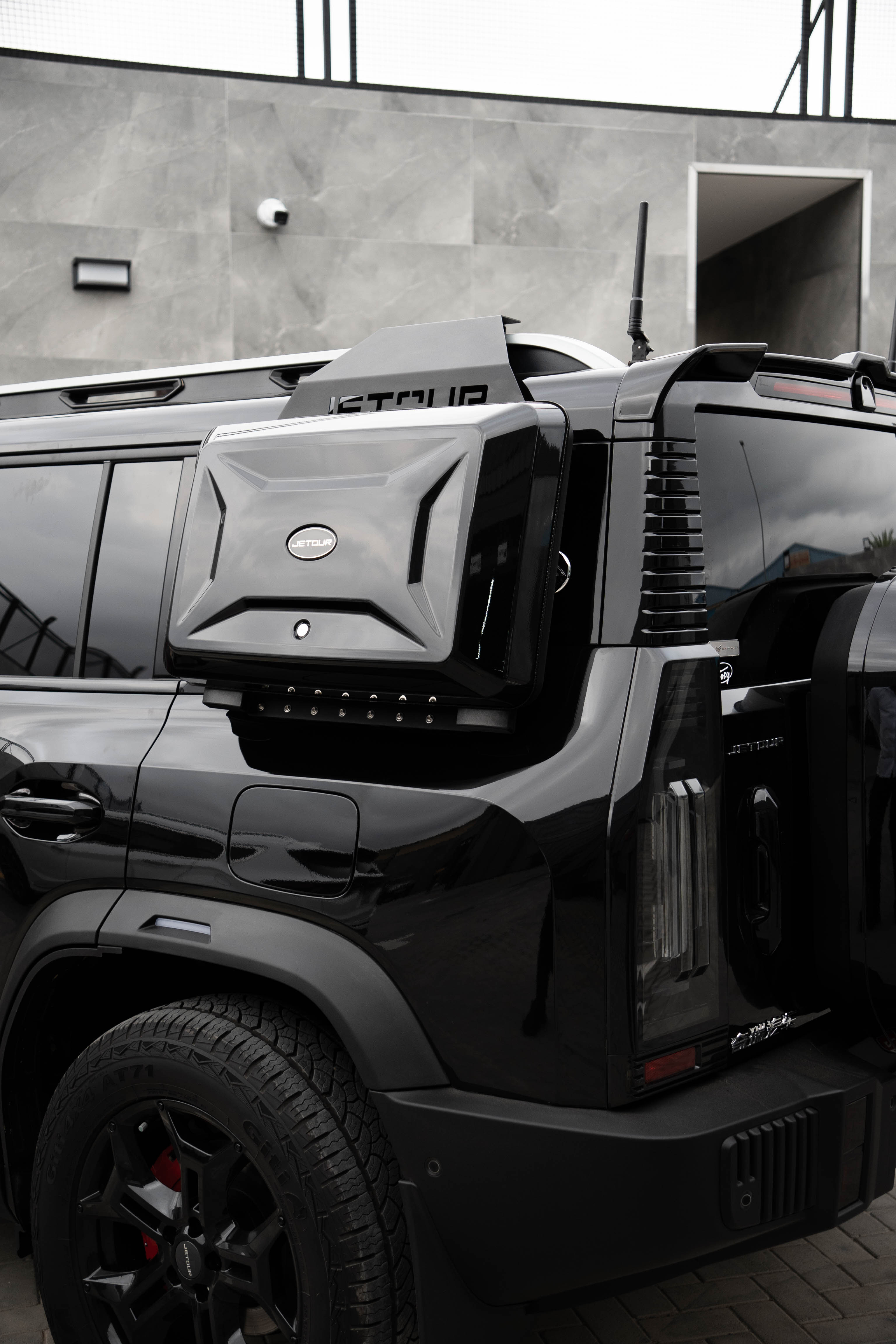 Side Tool box in glossy black on a jetour car