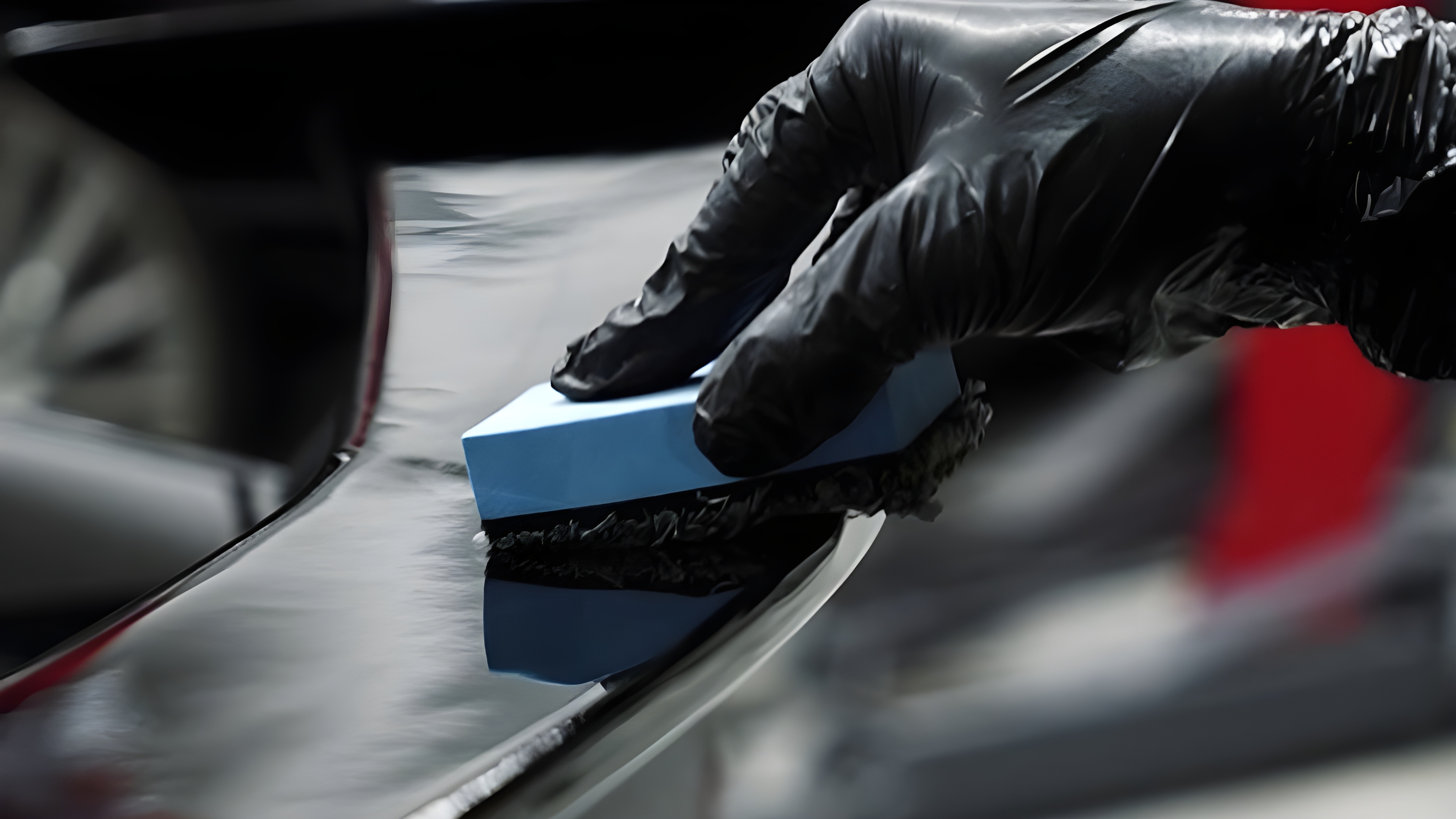 تلميع وتنظيف احترافي للسيارات بمظهر صالة العرض